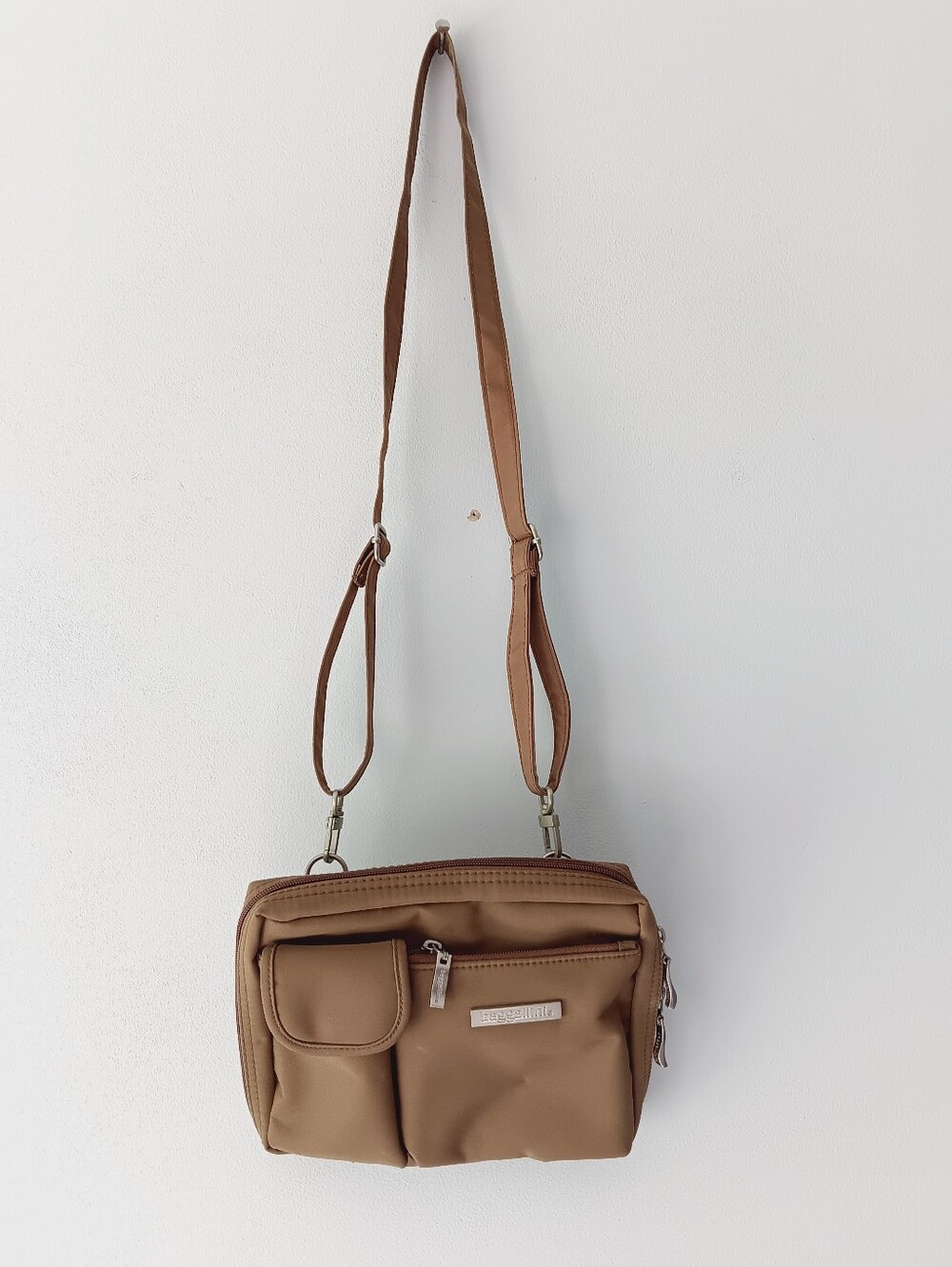 Baggallini Crossbody Belt Bag Dual Adjustable Strap Zip-Around Pockets Tan 9"